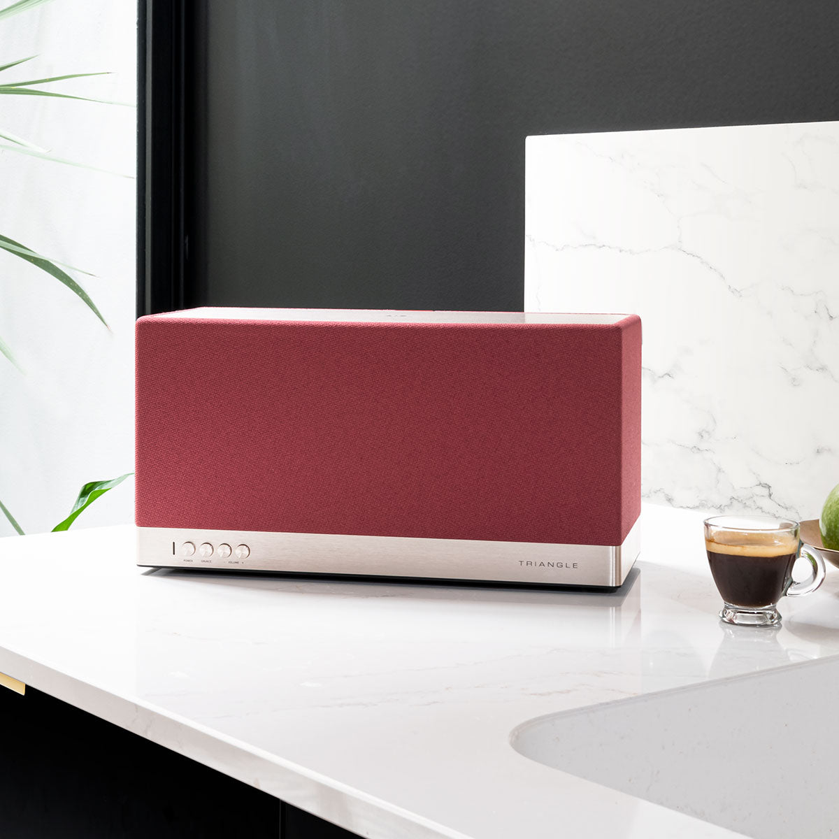 Triangle-enceinte-connectée-wifi-bluetooth-hifi-AIO3-2022-rouge-ocre-lifestyle